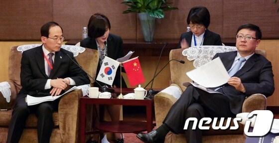 본문 이미지 - 윤성규 환경부 장관이 29일 중국 상해에서 열린 제17차 한·중·일 환경장관 회의에 참석해 천지닝 환경보호부 부장(장관)과 한-중 양자회담을 갖고 있다. (환경부 제공) 2015.4.30/뉴스1 ⓒ News1 조희연 기자
