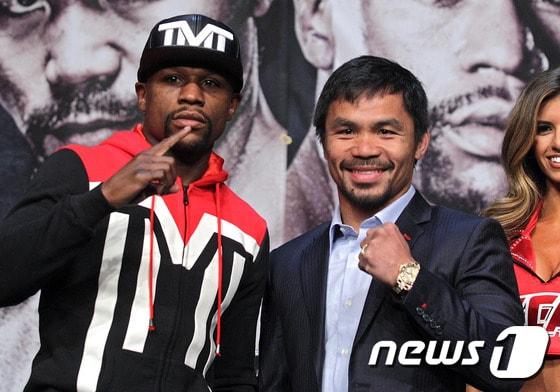 본문 이미지 - "세기의 대결"을 앞두고 플로이드 메이웨더 주니어(38·미국·왼쪽)와 매니 파퀴아오(37·필리핀)가 30일(한국시간) 미국 라스베이거스 MGM 그랜드호텔 카시어터에서 가진 공동 기자회견에서 포즈를 취하고 있다. ⓒ AFP=News1