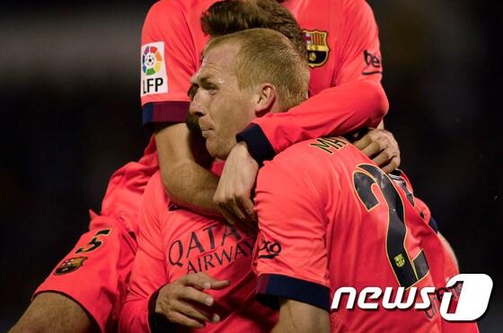 본문 이미지 - 바르셀로나 마티유(오른쪽)가 6일(한국시간) 스페인 비고에서 열린 2014-15 라리가 29라운드 셀타 비고와 원정 경기에서 득점을 성공시킨 뒤 팀 동료들과 함께 환호하고 있다. ⓒ AFP=News1
