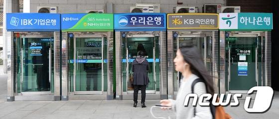 본문 이미지 - 시민들이 서울 시내에서 은행 현금자동화기기(ATM·CD)를 이용하고 있다. /뉴스1 ⓒ News1 허경 기자