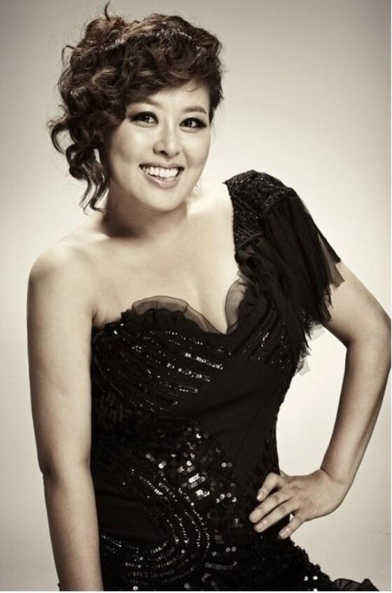 본문 이미지 - 뮤지컬 배우 홍지민이 결혼 9년 만에 딸을 출산했다.