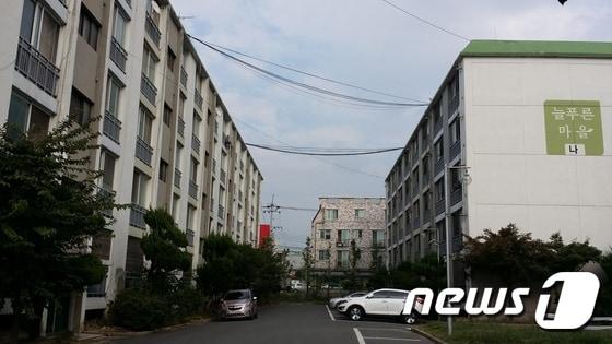 본문 이미지 - 전주시 시설관리공단은 늘푸른마을 임대아파트 여성 거주자들의 주차 편의를 위해 7일부터 주차장 확충공사에 들어간다. 2015.04.07/뉴스1 ⓒ News1