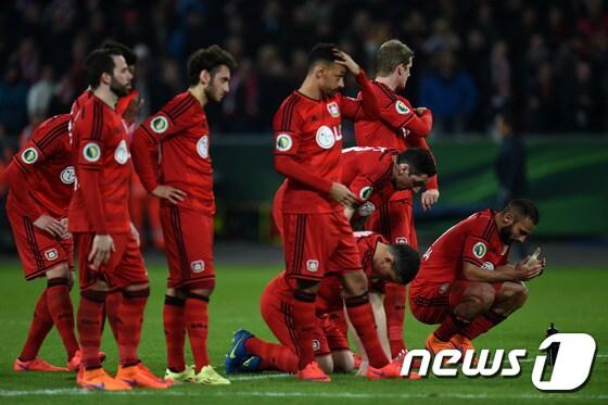 본문 이미지 - 레버쿠젠 선수들이 9일(한국시간) 독일 레버쿠젠 바이아레나에서 열린 2014-15시즌 독일축구협회(DFB)포칼 8강 바이에른 뮌헨과의 경기에서 승부차기 끝에 패하자 아쉬운 표정을 짓고 있다. ⓒ AFP=News1