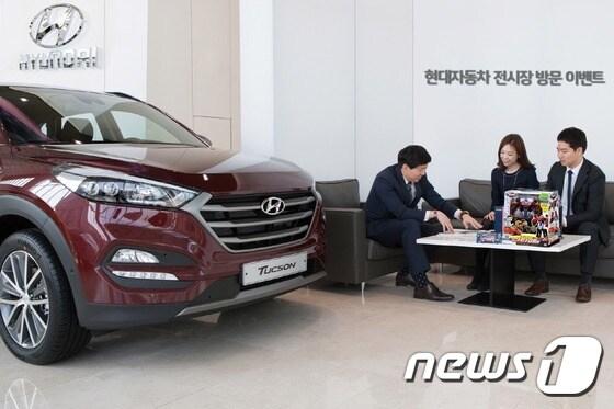 본문 이미지 - 현대자동차가 올 뉴 투싼의 출시를 기념해 전시장 방문 고객을 상대로 판촉 이벤트를 벌이고 있다. ⓒ News1