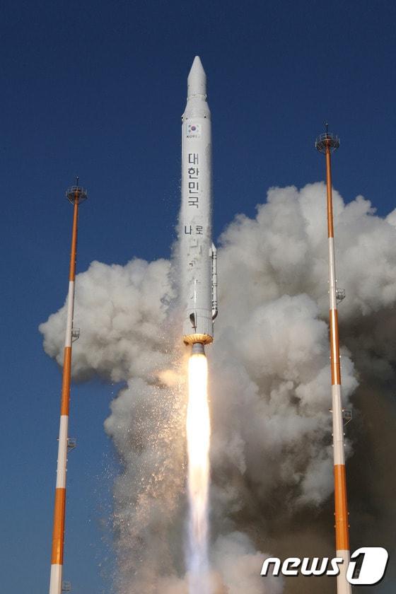 본문 이미지 - 나로호 발사 장면(한국항공우주연구원 제공) ⓒ News1