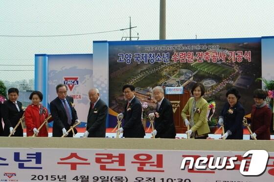 본문 이미지 - 9일 오전 경기 고양시 풍동 고양국제청소년수련원 건립 부지에서 열린 기공식에서 참석자들이 시삽식을 하고 있다. ⓒ News1