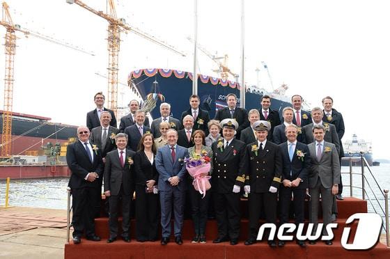 본문 이미지 - 9일 STX조선해양에서 열린 170,200CBM급 LNG선 SCF MITRE호 명명식에 참석한 내빈들이 기념촬영을 하고 있다.ⓒ News1