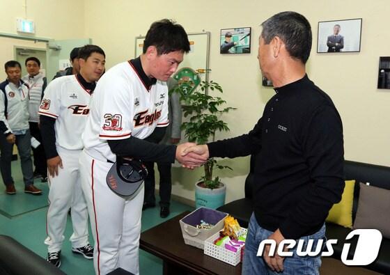 본문 이미지 - 한화 이글스 유니폼을 입게된 이성열과 허도환이 김성근 감독과 인사를 나누고 있다(한화 이글스 제공).ⓒ