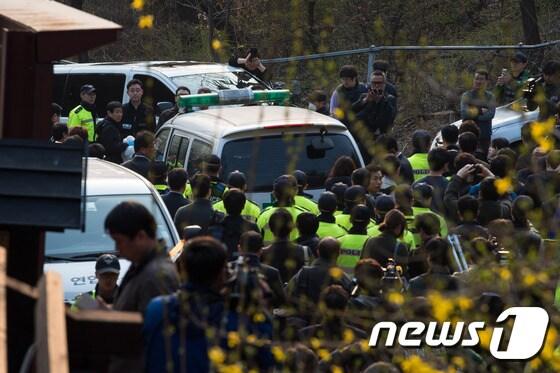 본문 이미지 - 해외자원개발 융자사기와 횡령 혐의를 받고 있던 성완종(64) 전 경남기업 회장이 영장실질심사를 앞두고 숨진채 발견된 9일 서울 북한산 형제봉 입구에서 성 전 회장의 시신을 실은 구급차가 병원으로 향하고 있다. 2015.4.9/뉴스1 ⓒ News1 유승관 기자