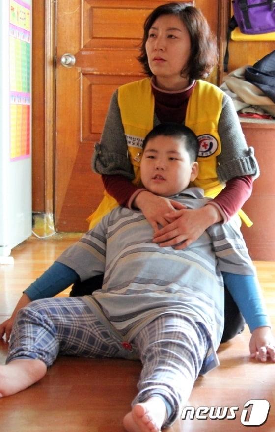 본문 이미지 - 발달장애로 8개월 수준의 지능을 가진 9세 "경우" 2015.04.09/뉴스1 ⓒ News1 박효익 기자