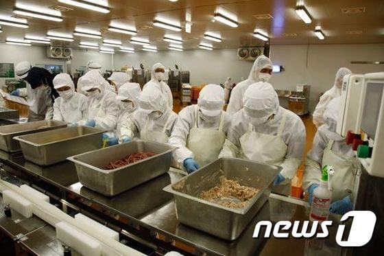 본문 이미지 - BGF리테일의 계열사인 비지에프푸드가 최근 물류기업 &acute;삼진지에스&acute; 손잡고 강원도에 설립한 &acute;푸드플래닛&acute; 공장. 도시락, 김밥 등 가공식품을 생산한다. ⓒ News1