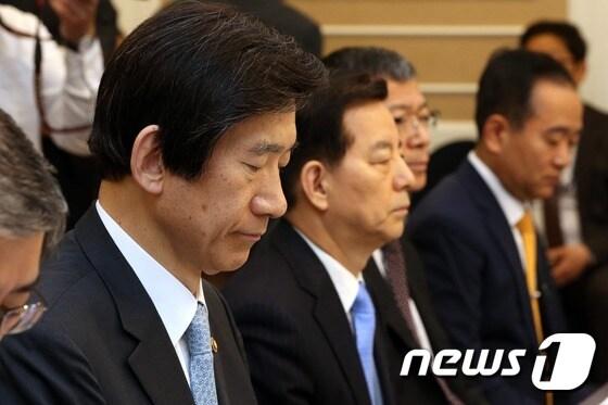 본문 이미지 - 윤병세 외교부 장관(왼쪽)과 한민구 국방부 장관. /뉴스1 ⓒ News1 한재호 기자