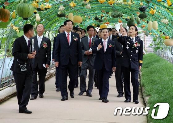 본문 이미지 - 제17회 함평나비대축제 개막식에 참석한 안병호 함평군수, 정수길 군의회의장, 각 기관사회단체장들이 축제장을 돌아보고 있다. (함평군 제공) ⓒ News1