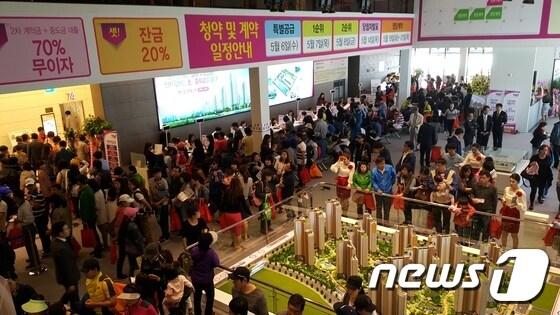 본문 이미지 - 제일건설이 1일 인천 서구 심곡동에 오픈한 청라 제일풍경채 2차 에듀&파크의 모델하우스를 찾은 내방객들이 단지 모형을 보며 설명을 듣고 있다. /사진=오경묵 기자 ⓒ News1