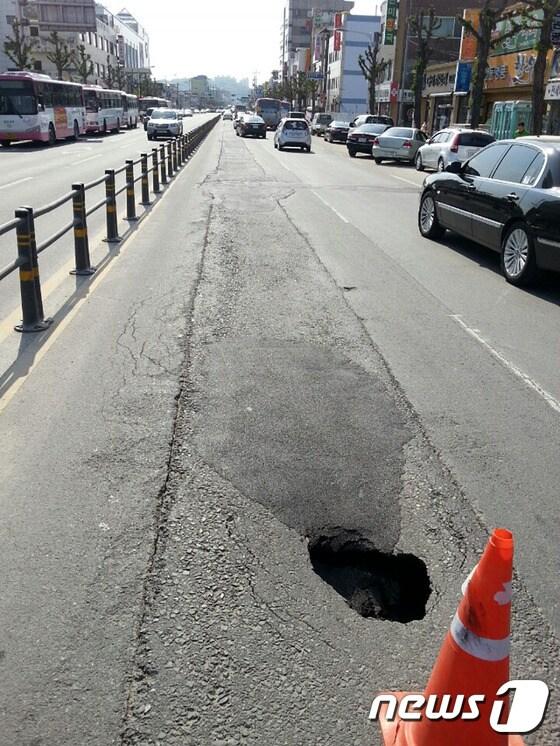 본문 이미지 - 지난 10일 오후 3시40분께 경북 안동시 운흥동 안동역 인근 도로 한 가운데 싱크홀이 발생해 주변 교통이 통제되고 있다.2015.5.10/뉴스1 ⓒ News1 피재윤 기자