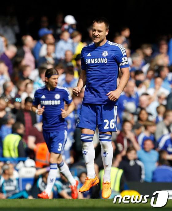본문 이미지 - 첼시의 존 테리가 11일(한국시간) 스탬포드 브릿지에서 열린 리버풀과의 경기에서 득점에 성공한 뒤 기뻐하고 있다. 이 골로 잉글랜드 프리미어리그(EPL) 통산 39호골을 기록한 테리는 EPL 역대 수비수들 가운데 최다 득점자로 올라섰다. ⓒ AFP=News1