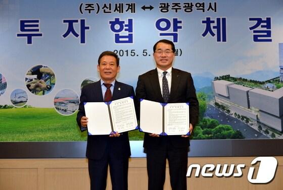 본문 이미지 - 광주광역시와 ㈜신세계는 11일 시청 비즈니스룸에서 특급호텔·면세점을 포함하는 랜드마크 복합시설 개발 투자양해각서를 체결했다. 왼쪽부터 윤장현 광주광역시장, 장재영 (주)신세계 대표이사 (광주광역시 제공)2015.5.11.ⓒ News1