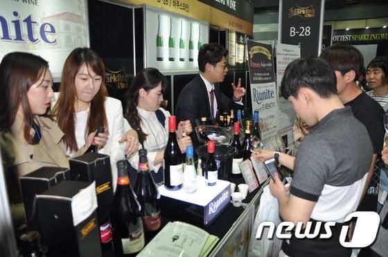 본문 이미지 - 스파클링 와인의 인기가 날로 높아지고 있다. 사진은 ㈜와인포유마불이 이태리에서 수입한 &acute;스파클링 와인 리유니트&acute;의 모습. ⓒ News1