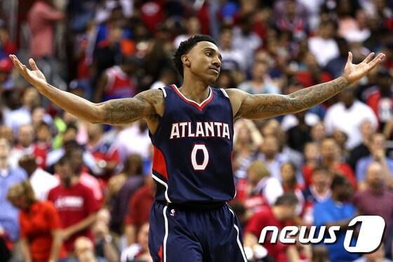 본문 이미지 - 제프 티그(애틀랜타 호크스)가 12일(한국시간) 열린 2014-15 NBA 플레이오프 동부컨퍼런스 2라운드 4차전 워싱턴 위저즈와의 경기에서 득점을 성공시킨 뒤 두 팔을 벌리며 기뻐하고 있다. ⓒ AFP=News1