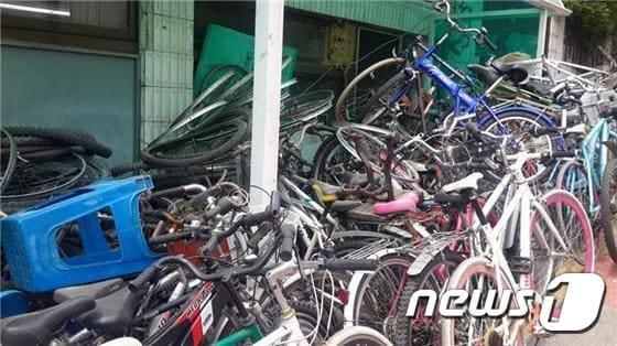 본문 이미지 - 충북 청주상당경찰서는 14일 자전거 가게를 운영하며 상습적으로 자전거를 훔쳐 판매한 이모(54)씨를 상습절도 혐의로 구속했다고 밝혔다. 사진은 이씨의 상점에 쌓여있는 훔친 자전거들. 사진제공=청주 상당경찰서ⓒ News1