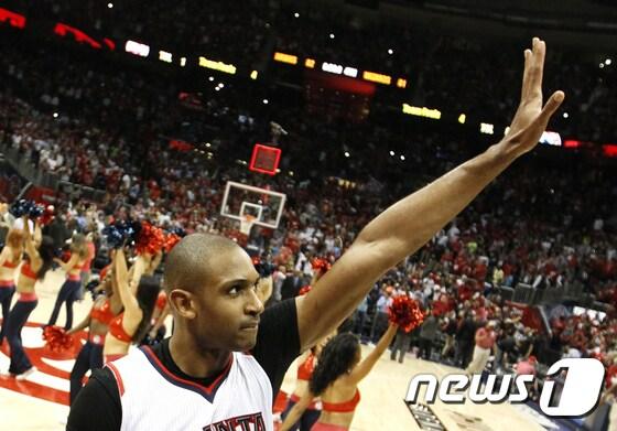 본문 이미지 - 알 호포드(애틀랜타 호크스)가 14일(한국시간) 열린 2014-15 NBA 플레이오프 동부컨퍼런스 준결승 5차전 워싱턴 위저즈와의 경기에서 경기 종료 직전 역전 결승 득점을 성공시킨 후 관중들의 환호에 답례하고 있다. ⓒ AFP=News1