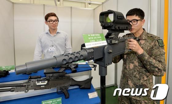 본문 이미지 - 14일 오후 논산 육군항공학교에서 열린 '2015년 육군항공 무기체계 소개회'에서 육군 관게자들이 전시된 첨단 항공분야 장비를 체험해 보고 있다. 2015.5.14/뉴스1 ⓒ News1 신성룡 기자