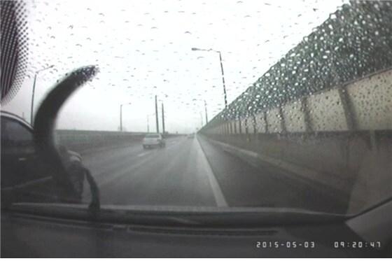 본문 이미지 - 우측으로 밀어붙이는 홍씨의 차량 때문에 갓길쪽으로 밀리는 장면. (서울 구로경찰서 제공) ⓒ News1