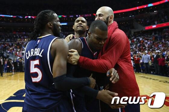 본문 이미지 - 애틀랜타 호크스의 더마레 캐롤(왼쪽), 폴 밀샙(가운데), 알 호포드(뒤) 등이 16일(한국시간) 열린 NBA 플레이오프 동부컨퍼런스 준결승 6차전 워싱턴 위저즈와의 경기에서 승리한 뒤 기쁨을 나누고 있다. ⓒ AFP=News1