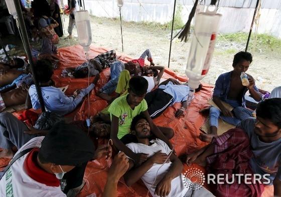 본문 이미지 - 안다만해를 표류하다 인도네시아 당국에 의해 구조된 로힝야 난민들. ⓒ 로이터=뉴스1