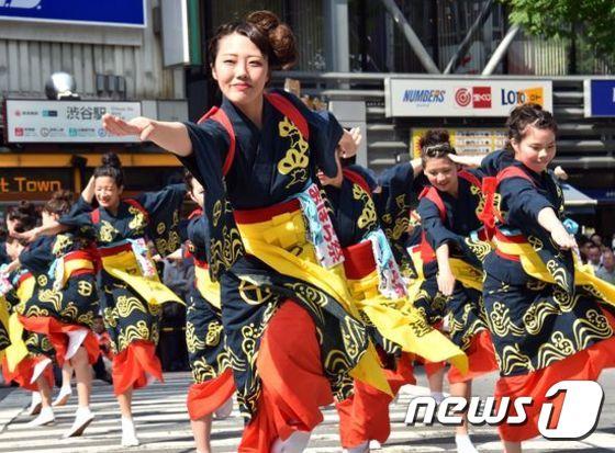 본문 이미지 - 17일 도쿄 신부야에서 오하라 축제가 열린 가운데 전통 복장을 한 일본 여성들이 거리에서 춤사위를 선보이고 있다. AFP=뉴스1