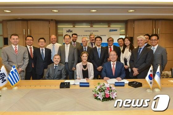 본문 이미지 - 지난 15일 (현지시간) 그리스 아테네에서 대우조선해양 정성립 사장 (앞줄 가장 오른쪽), 존 안젤리쿠시스 회장 (John Angelicoussis, 앞줄 가장 왼쪽), 사주 딸 마리아 안젤리쿠시스 (Maria Angelicoussis, 앞쪽 가운데)씨 및 관계자들이 선박 건조 계약식을 마친 뒤 기념 촬영을 하고 있다. ⓒ News1