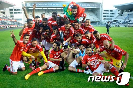 본문 이미지 - 벤피카가 18일(한국시간) 열린 비토리아 기마랑스와의 경기에서 무승부를 기록하며 포르투갈 프리메이리가 2연패를 달성한 뒤 기뻐하고 있다. ⓒ AFP=News1