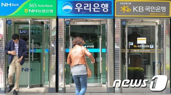 본문 이미지 - 1은행 현금자동화기기(ATM·CD 전경. 2015.5.18/뉴스1 ⓒ News1 허경 기자