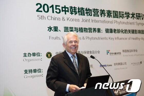 본문 이미지 - 17일 중국 베이징 인터컨티넨탈베이천호텔에서 열린 &acute;제5회 한중 파이토뉴트리언트 심포지엄&acute;에서 샘 렌버그 뉴트리라이트 연구소장이 환영사를 하고 있다. ⓒ News1