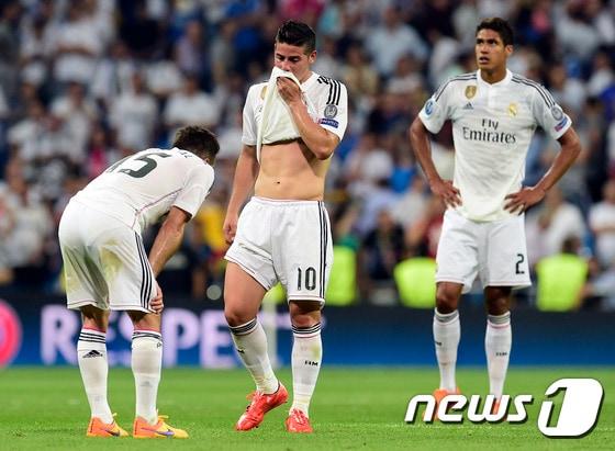 본문 이미지 - 레알 마드리드가 지난 14일 유벤투스와의 경기와 비기며 유럽축구연맹(UEFA) 챔피언스리그 결승행에 실패한 뒤 좌절하고 있다. 챔피언스리그 결승 진출과 리그 우승에 실패한 레알 마드리드는 다음 시즌 챔피언스리그 2번 시드를 받는다. ⓒ AFP=News1