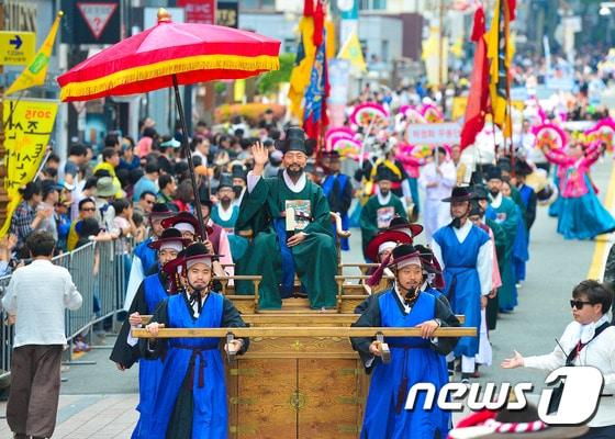 본문 이미지 - 2015년 5월 부산 중구 광복로 일대에서 열린 '조선통신사 평화의 행렬' 재현 모습.2015.5.2/뉴스1 ⓒ News1