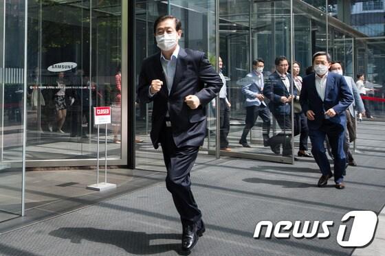 본문 이미지 - 최지성 삼성미래전략실장(부회장)이 20일 서울 삼성전자 서초사옥에서 지진대피 훈련을 하고 있다. 2015.5.20/뉴스1 ⓒ News1 유승관 기자