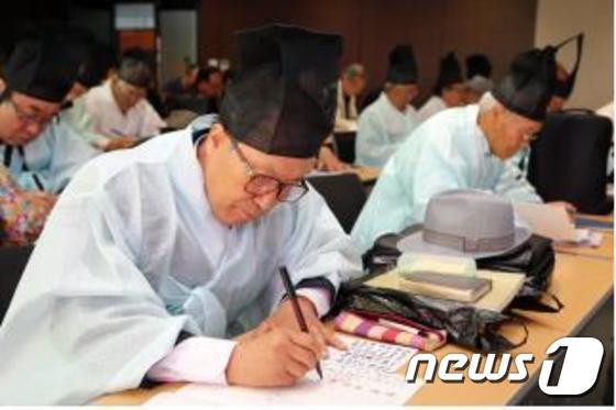 본문 이미지 - 한시대회에 참가자가 시제에 따라 시를 짓고 있다.(전주시제공)2015.5.20/뉴스1ⓒ News1