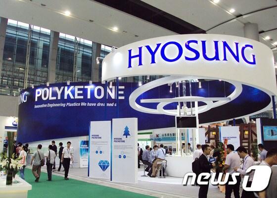 본문 이미지 - 효성은 아시아 최대 플라스틱 산업 전시회인 '차이나플라스 2015'를 통해 세계 최초로 상용화한 친환경 신소재 폴리케톤을 글로벌 시장에 첫 선을 보였다. 사진은 효성 폴리케톤 전시부스 전경.ⓒ News1