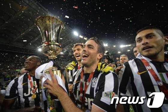 본문 이미지 - 2014-2015 코파 이탈리아 우승을 차지한 유벤투스. ⓒ AFP=News1