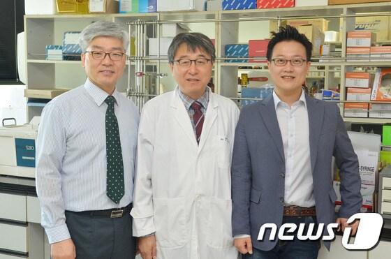 본문 이미지 - 왼쪽부터 건양의대 미생물학교실 유영춘, 생화학교실 이경복, 해부학교실 한승연 교수 ⓒ News1