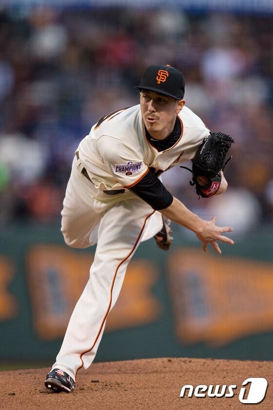 본문 이미지 - 샌프란시스코 자이언츠의 팀 린스컴이 21일(한국시간) 열린 2015 메이저리그 LA 다저스와의 경기에서 공을 던지고 있다. ⓒ AFP=News1