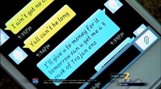 본문 이미지 -  쿠엔틴 라이트(25) 미국 조지아 주 스톤 마운틴의 중학교 수학교사가 학생과 주고 받은 문자메시지 내용. 해당 학생은 라이트에게 돈을 줄테니 콘돔을 사달라고 부탁하고 있다. (WSBTV 캡쳐) ⓒ News1