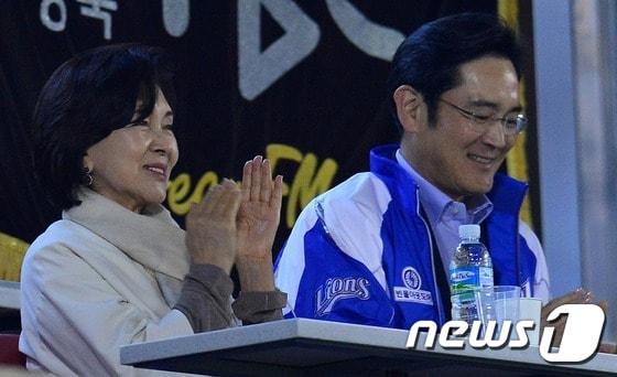 본문 이미지 - 야구장을 찾은 이재용 삼성전자 부회장(오른쪽)과 홍라희 리움박물관 관장. ⓒ News1 손형주 기자