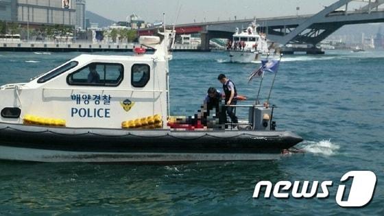 본문 이미지 - 22일 오전 11시 16분께 부산 영도대교에서 투신한 남성을 부산해경들이 구조하고 있다.<부산해양경비서제공>ⓒ News1