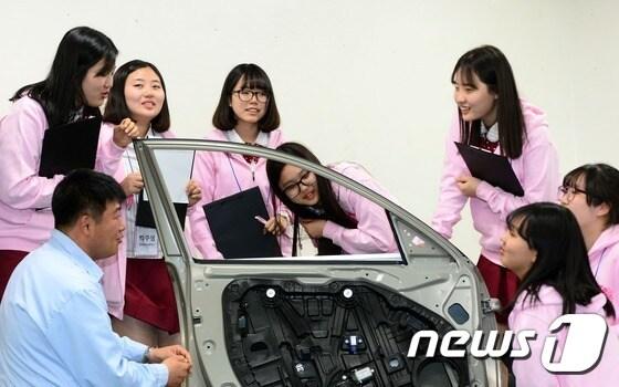 본문 이미지 - 복자여고 학생들이 충남 아산시 광진기계에서 열린 K-Girls Day행사 산업현장 실습 체험을 하고 있다./뉴스1 DB ⓒNews1