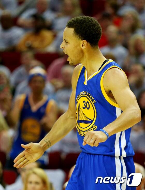 본문 이미지 - 골든스테이트 워리어스의 스테판 커리가 24일(한국시간) 열린 2014-15 NBA 플레이오프 서부 컨퍼런스 결승 3차전 휴스턴 로키츠와의 경기에서 3쿼터 3점슛을 성공시킨 후 포효하고 있다. ⓒ AFP=News1