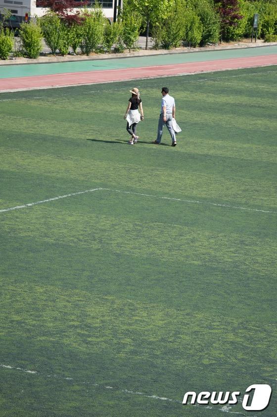 본문 이미지 - 인조잔디가 깔려있는 한 학교 운동장 모습 ⓒ News1