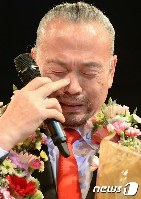 본문 이미지 - 40년의 선수생활을 마감하는 프로레슬러 이왕표가 25일 오후 서울 중구 장충체육관에서 열린 은퇴식에서 인사말을 하며 눈물 흘리고 있다. 2015.5.25/뉴스1 ⓒ News1 허경 기자