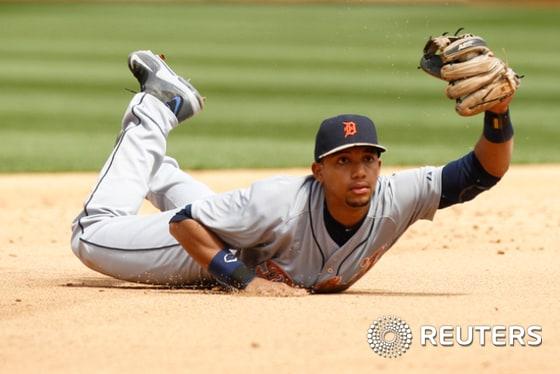 본문 이미지 - 미메이저리그 디트로이티트 타이거스의 내야수 딕슨 마차도가 25일(현지시간) 오클랜드 O.co 콜리세움에서 오클랜드 어슬레틱스를 상대로 가진 원정경기 6회 초 상대의 안타성 타구를 다이빙캐치하고 있다. ⓒ News1 이기창